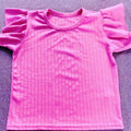 Camiseta infantil de corte reto e clássico na cor rosa, ideal para o dia a dia.
