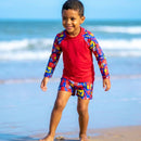 Vendedora mostrando roupa de piscina infantil tema super herói aranha