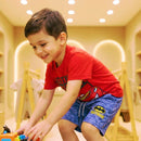 Detalhe da camiseta infantil Carros Disney mostrando o rosto do McQueen e texto