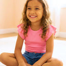 Detalhe da trama de malha ribana texturizada de alta qualidade em roupa infantil.