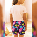 Short infantil feminino rosa chiclete com estampa de monstrinhos azuis divertidos.