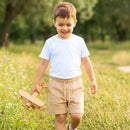 Close no bolso quadrado de um short de moletinho infantil branco com costura reforçada.