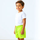 Roupa infantil leve para calor: bermudas de tactel soltinhas.