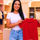 Vendedora mostrando a camisa polo infantil na cor vermelha