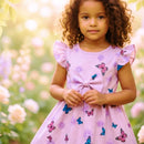 Opção de look para festa jardim encantado: vestido lilás com borboletas coloridas.