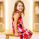 Vestido modelo trapézio com fundo vermelho e desenhos de ursos variados