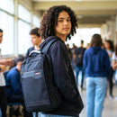 adolescente com mochila escolar na cor preta tamanho para notebook
