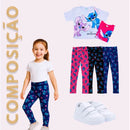 menina tendo variedades para um conjunto infantil de menina