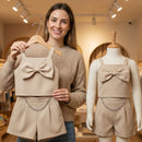 Blusa cropped bege com grande laço decorativo estruturado no busto