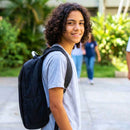estudante com mochila alça na cor preta na escola