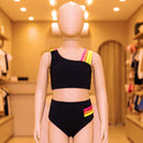 Conjunto de biquíni liso com detalhes geométricos de tiras nas alças e laterais.