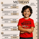 menino com conjunto infantil mostrando medidas 