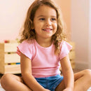 Peça chave para look infantil: blusa lisa rosa com textura diferenciada