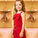 menina usando conjunto de laço na cor vermelha