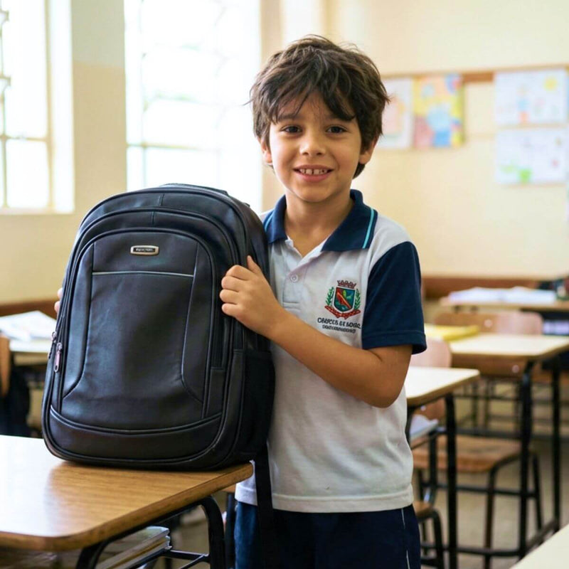 mochila escolar infantil preta em ambiente de sala de aula para crianças
