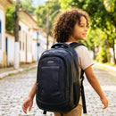 mochila infantil preta para estudantes em sala de aula escolar
