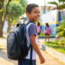 mochila escolar infantil para crianças em idade escolar dentro da sala de aula
