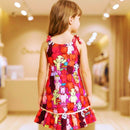 Roupa infantil de verão com alças de amarrar nos ombros para ajuste.