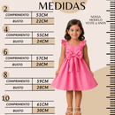 Modelo mirim mostrando as medidas do vestido