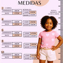 modelo mirim com conjunto infantil mostrando a tabela de medidas 