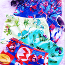 Cueca infantil com desenho de T-Rex verde e fundo claro