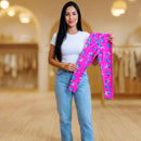 vendedora segurando calça infantil estampa na cor rosa