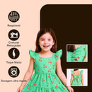 modelo mirim usando vestido infantil na cor verde e estampa de cereja